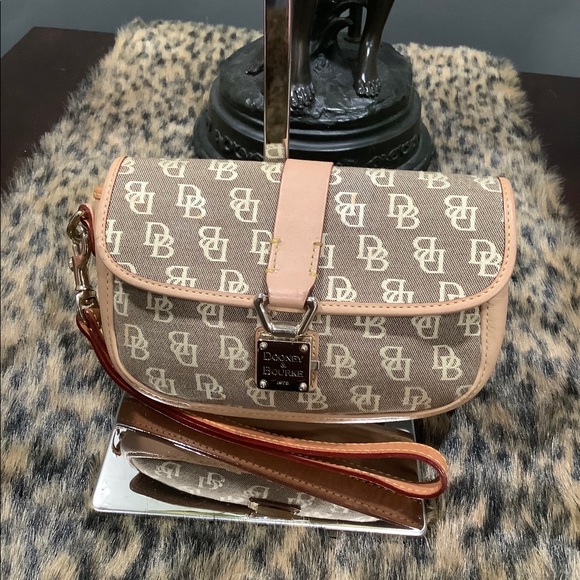 Dooney & Bourke Handbags - 🥳🥳HOST PICK🥳🥳DOONEY AND BOURKE POUCH